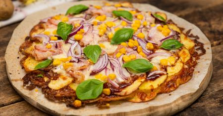 Pizza na ziemniaczanym spodzie pozwoli ci odkryć kultową przekąskę na nowo