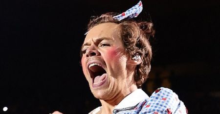 Harry Styles szaleje na scenie w SUKIENCE. Przebrał się za Dorotkę z "Czarnoksiężnika z Oz" (ZDJĘCIA)