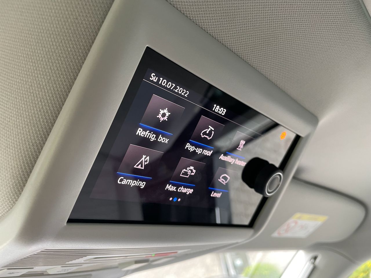 Centrum dowodzenia w trybie kempingowym Volkswagena Californii to dodatkowy ekran nad lusterkiem wstecznym