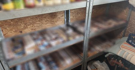 Regały z tajemnicą: Nielegalne papierosy i alkohol w warzywniaku w centrum Przemyśla
