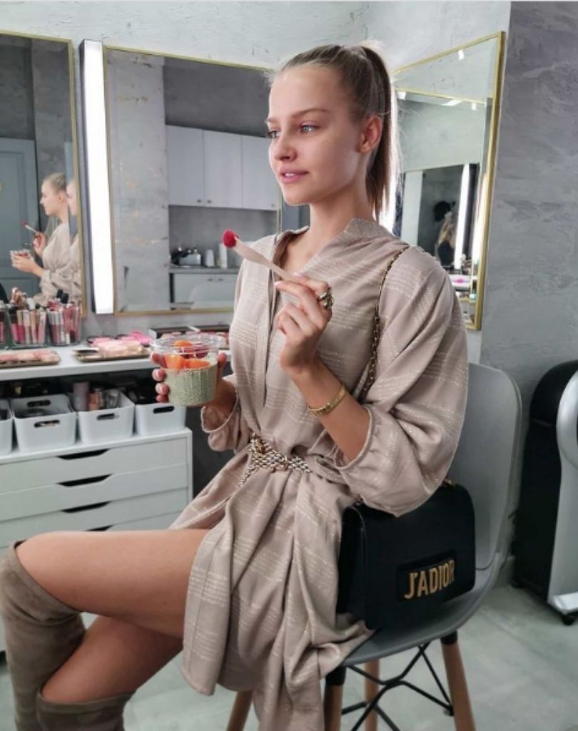 Karolina Pisarek prezentuje nową garderobę i kolekcję markowych torebek