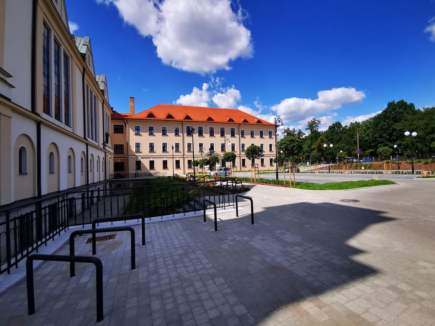 Teren przy klasztorze jest zadbany, a w oczy rzuca się sporo zieleni