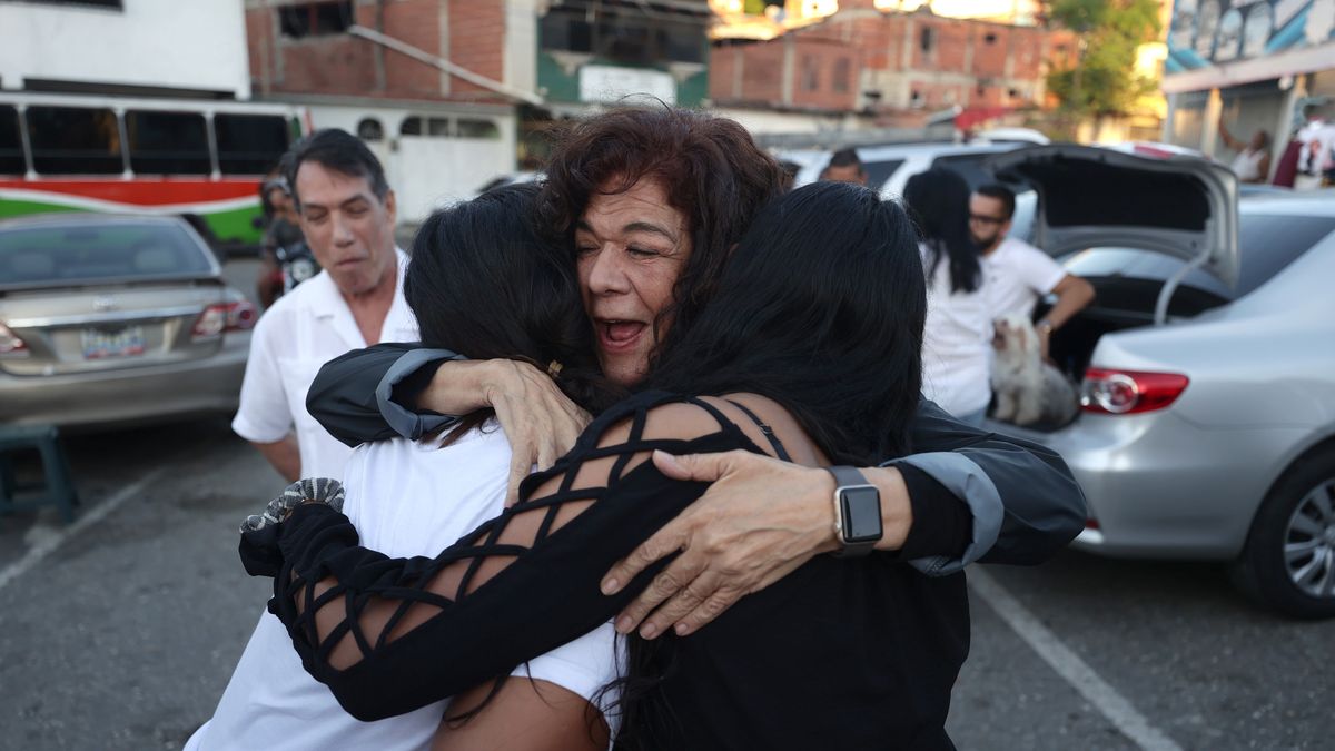 Relatives of political prisoners embrace outside the Rodeo I prison in Caracas, Venezuela, 08 January 2026. Venezuelan National Assembly President Jorge Rodriguez announced the release from prison of Venezuelans and foreigners during an address at the National Assembly on 08 January 2026. EPA/RONALD PENA R Dostawca: PAP/EPA.