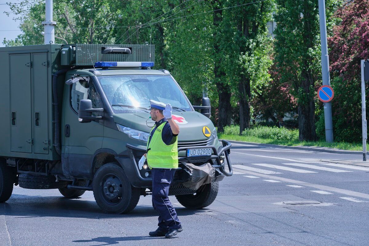 Policjant kierujący ruchem na skrzyżowaniu z wyłączoną sygnalizacją świetlną