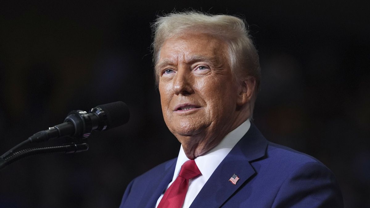 Na przyjęciu wyborczym w rezydencji Trumpa są m.in. Farage i syn