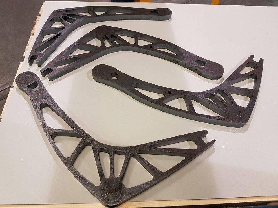 Efekt obserwacji stalowych mostów nitowanych i szkieletu skrzydeł owadów. Cenione w środowisku driftowym wahacze do BMW.