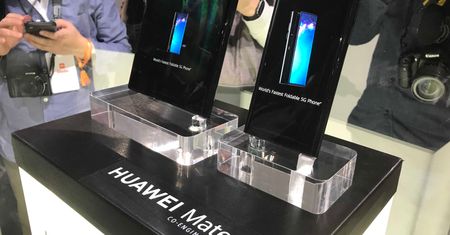 Huawei Mate X. Mamy film z rozkładanym smartfonem [MWC 2019]