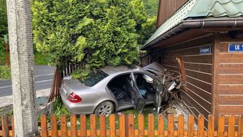 Pijani wjechali samochodem w dom w Wiśle. Ranna 18-latka w szpitalu