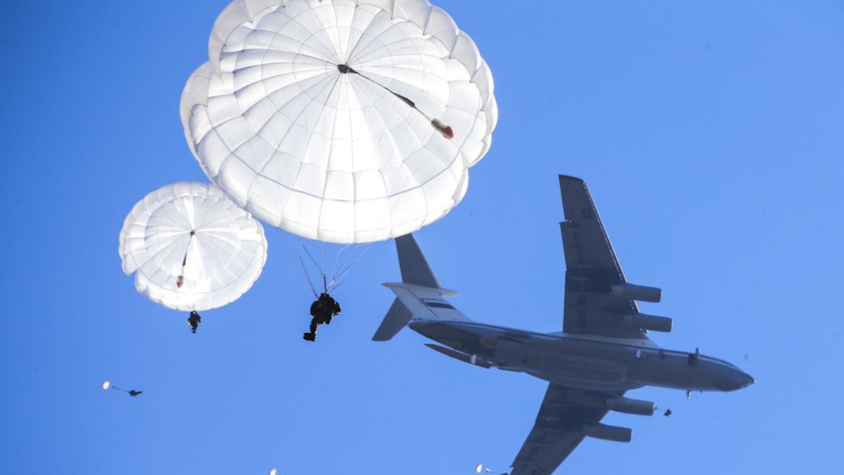 Rosyjscy spadochroniarze podczas skoku z Ił-a 76