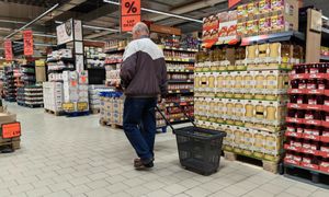 Coraz mniej klientów w hipermarketach. Mówią o powodach