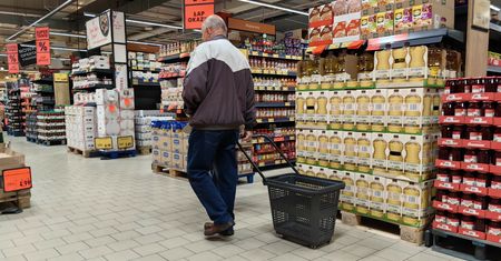 Coraz mniej klientów w hipermarketach. Mówią o powodach