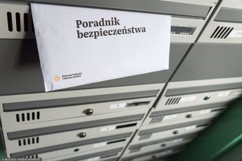 Ten poradnik trafił do każdego Polaka. Co zrobić po usłyszeniu syren?