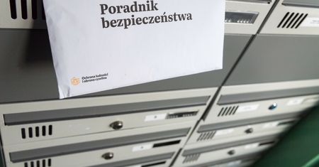 Ten poradnik trafił do każdego Polaka. Co zrobić po usłyszeniu syren?