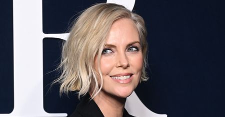 Tak odważna jeszcze nie była? Charlize Theron postawiła na głęboki dekolt i koronki