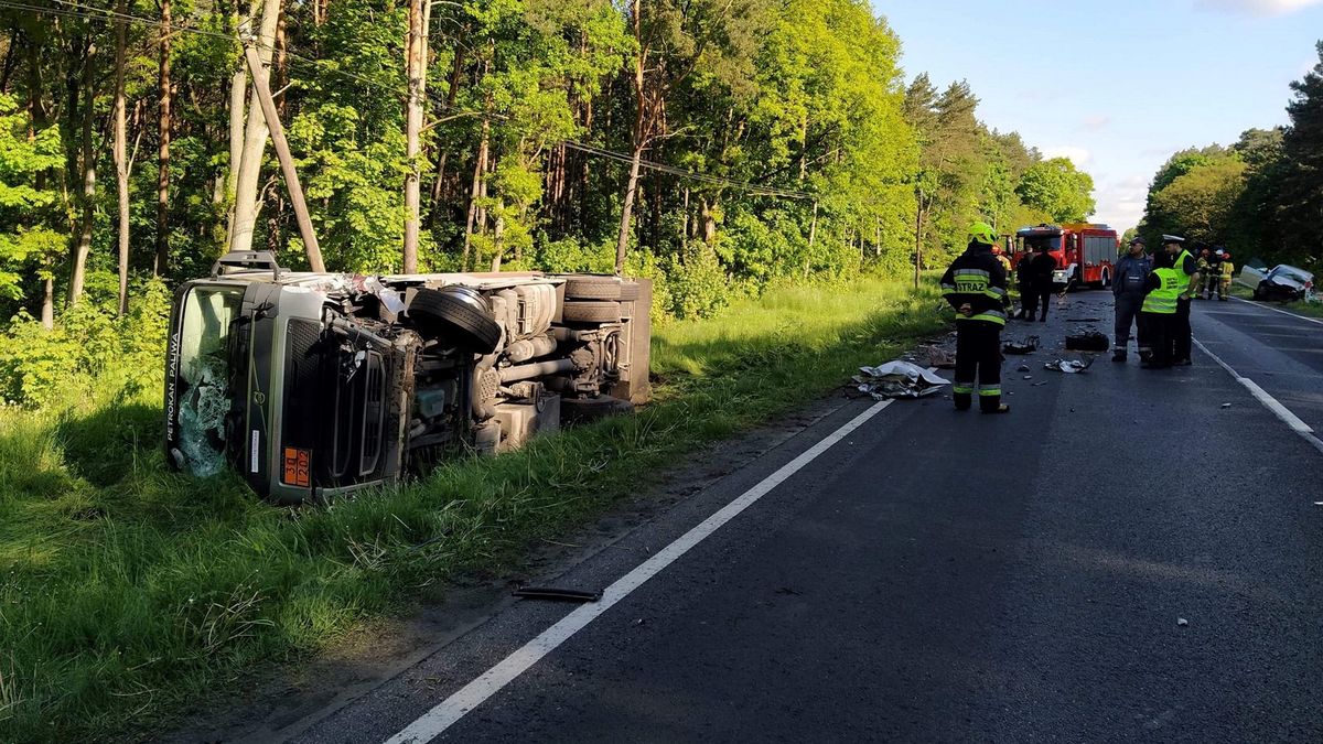 Ciężarówka leżała na poboczu