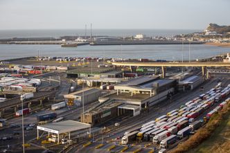 Korek na granicy UE. Ponad 700 ciężarówek opuściło Dover. Jednak 5 tys. ciągle czeka