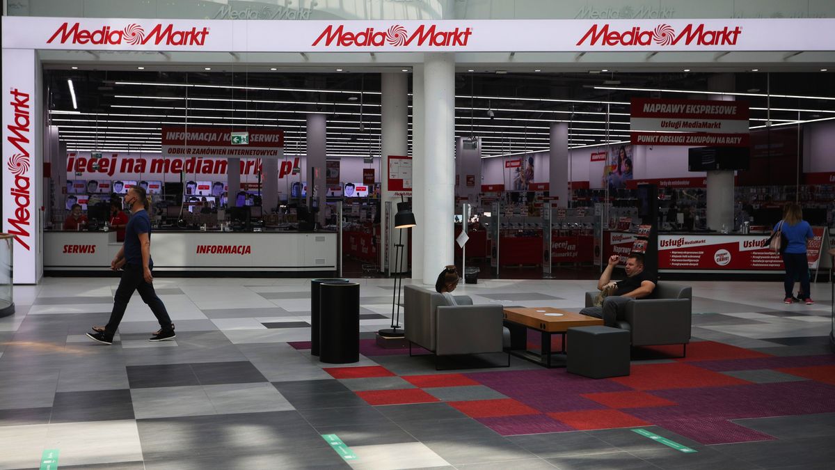 Shopping Mall Retail With Polish Economy Surging at Record Pace
A Media Markt electronic goods store, operated by Ceconomy AG, inside the Galeria Mlociny shopping mall in Warsaw, Poland, on Friday, Aug. 20, 2021. Polands economy expanded at its fastest-ever annual pace, rebounding from last years coronavirus lockdown and reviving calls for higher interest rates to combat the fastest inflation in a decade. Photographer: Piotr Malecki/Bloomberg via Getty Images
Bloomberg
shops, european, polish, shop, e.u., eu, industries, emea, consumer goods, euro members, business news