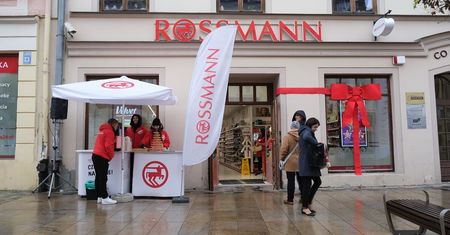 Rossmann przy deptaku otwarty po remoncie. Promocje, darmowa kawa, babeczki i cukierki
