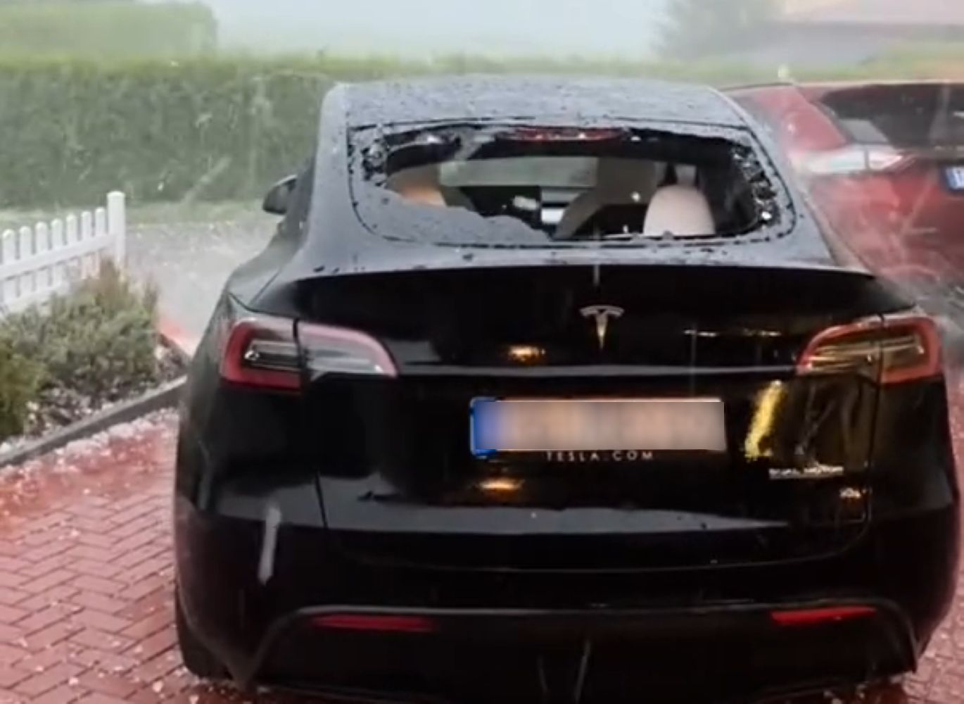 Tesla kontra grad. Wideo jest hitem