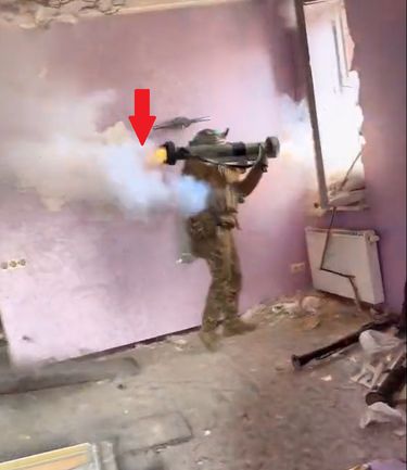 Ukraiński żołnierz strzelający z granatnika przeciwpancernego RGW90.