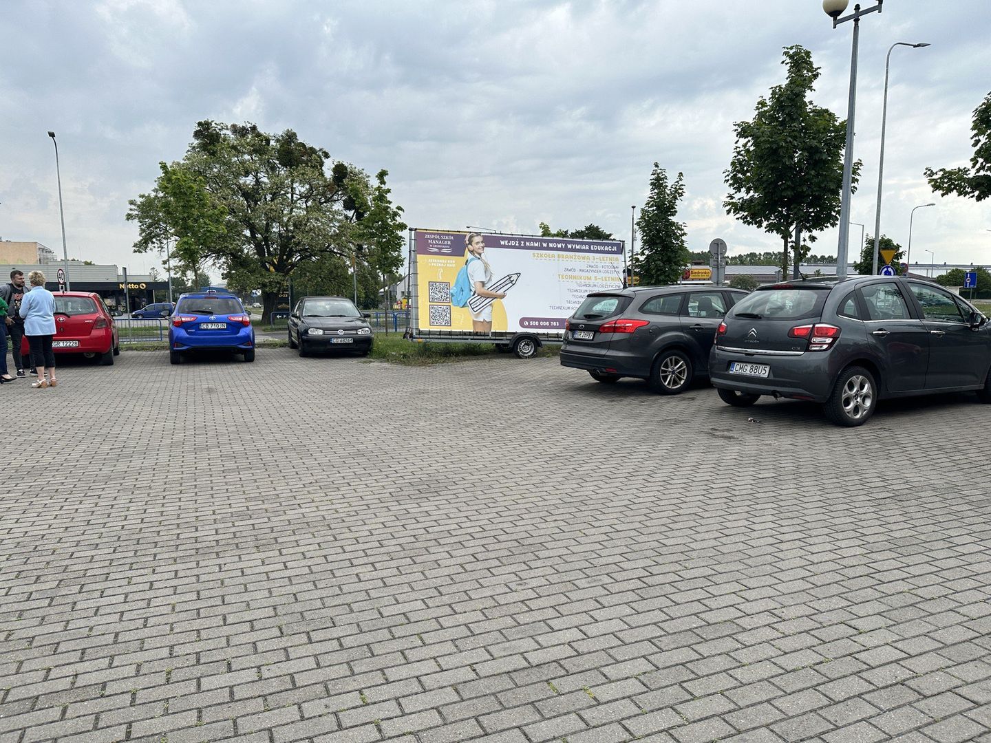 Sześć miejsc parkingowych przy SP 21 na os. Lotnisko ma zostać wyznaczonych dla handlujących na powstającym tu ryneczku, który ma działać w soboty