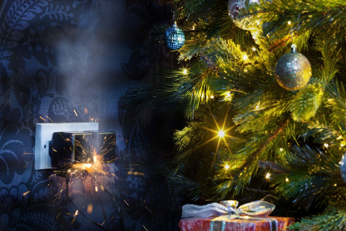 Crucial safety tips: Tackling Christmas tree fires with extinguishers