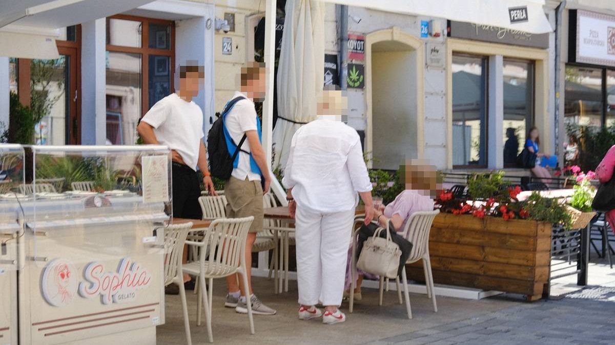 Przednie pomagający seniorce, której zrobiło się słabo na deptaku