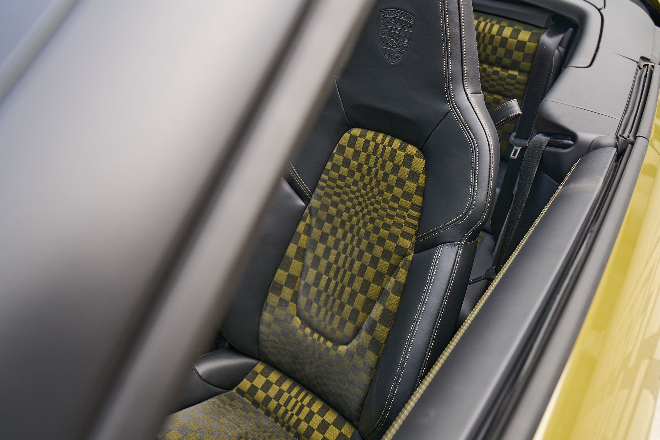 Porsche 928 (1977) i Porsche 911 Spirit 70 (2025)