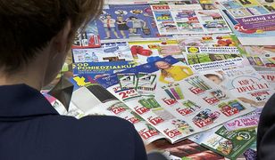 Polacy wciąż mocno ufają sklepowym gazetkom. Wierzą, że dzięki nim kupują taniej i więcej