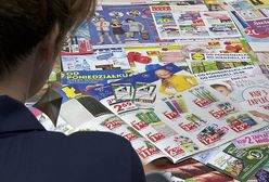 Polacy wciąż mocno ufają sklepowym gazetkom. Wierzą, że dzięki nim kupują taniej i więcej