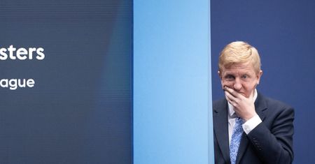 "Kupujcie świece i radia na baterie". Rząd ostrzega Brytyjczyków przed katastrofą