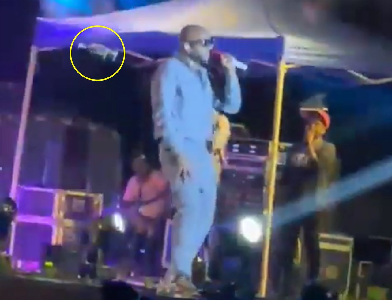 Podczas koncertu muzyka Bennny'ego Dayala pojawił się dron, który uderzył gwiazdę w głowę.