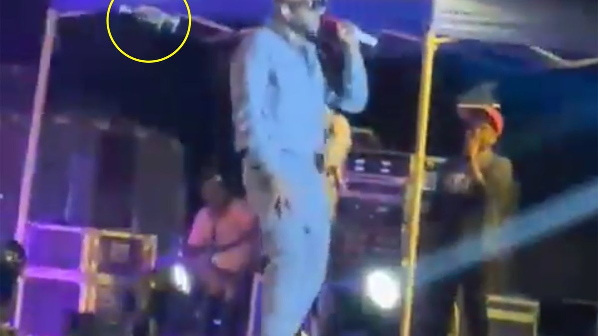 Podczas koncertu muzyka Bennny'ego Dayala pojawił się dron, który uderzył gwiazdę w głowę.