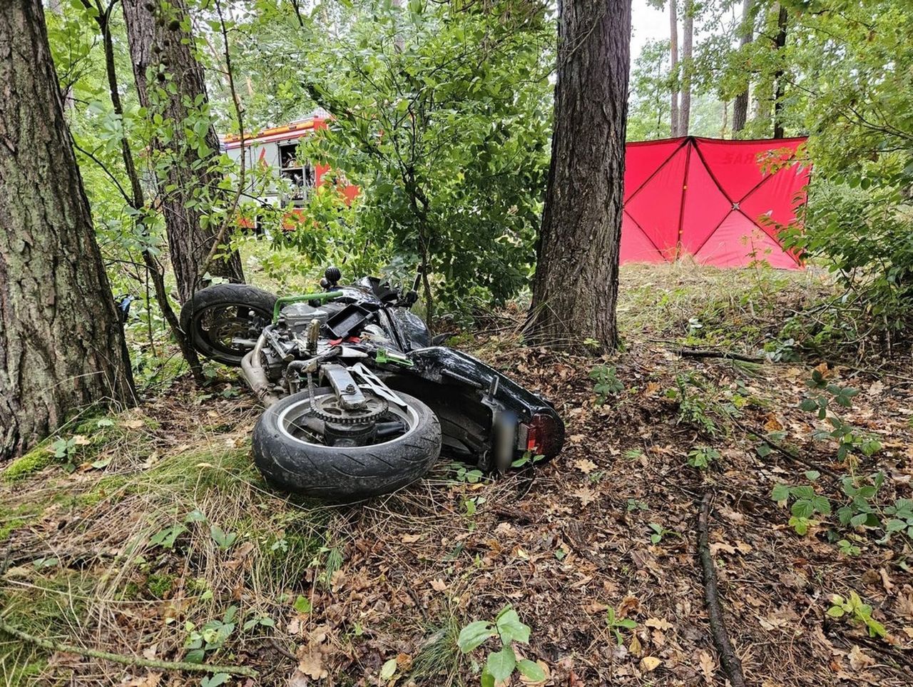 Błonie: Tragiczny wypadek 32-letniego motocyklisty. Mężczyzna zginął po uderzeniu w drzewo