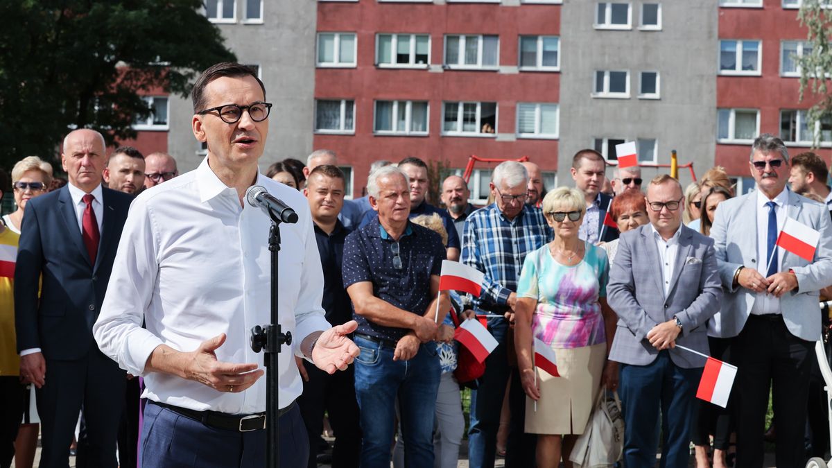 Tomaszów Mazowiecki, 04.09.2023. Premier Mateusz Morawiecki (L) podczas konferencji prasowej na osiedlu Niebrów w Tomaszowie Mazowieckim, 4 bm. Konferencja dot. nowego programu PiS "Przyjazne Osiedle", obejmującego kompleksową modernizację bloków z wielkiej płyty. (jm) PAP/Marian Zubrzycki