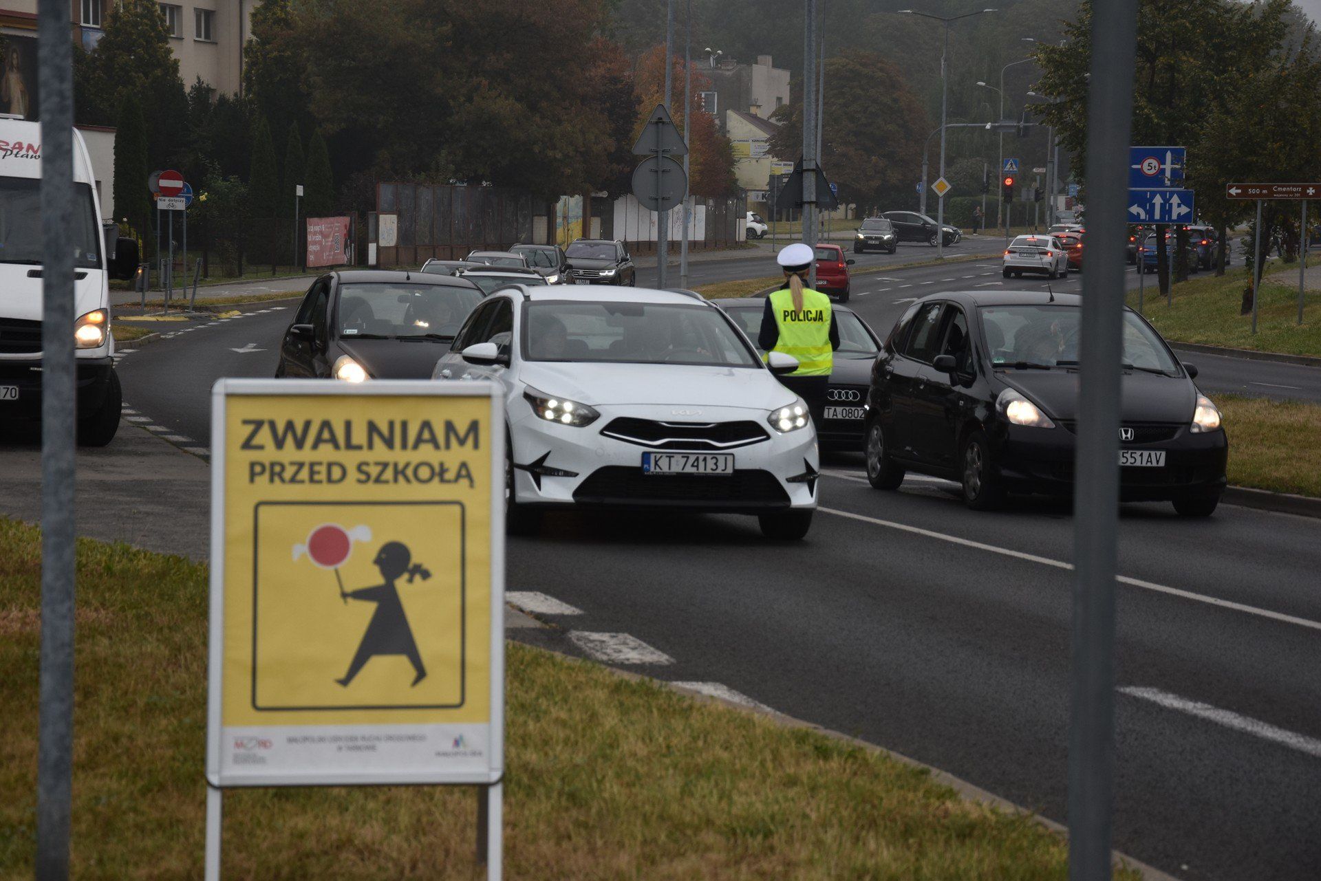 Akcja &#34;Zwalniam przed szkołą&#34; została zainaugurowana w poniedziałkowy poranek na ul. ks. Sitki w Tarnowie