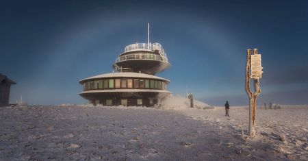 Karol Nienartowicz uchwycił niesamowity łuk mgłowy nad Śnieżką
