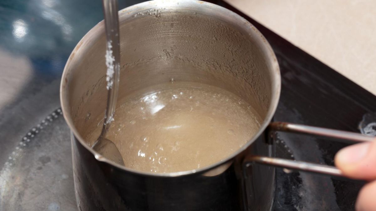 Agar-agar trzeba zagotować, ponieważ dopiero w wysokiej temperaturze aktywują się jej właściwości żelujące.