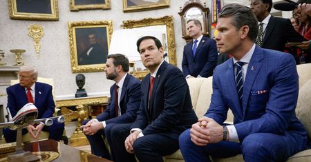 "Jastrzębie" wokół Trumpa naciskają. Chcą twardszych działań wobec Rosji