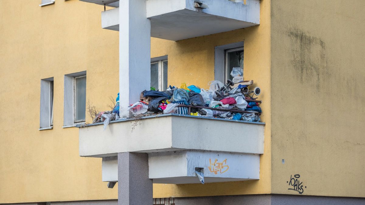 Warszawa ArZi
fot: Arkadiusz Ziolek/ East News. Warszawa, Goclaw 21.03.2018.   n/z Smieci zalegajace na balkonie.
ARKADIUSZ ZIOLEK