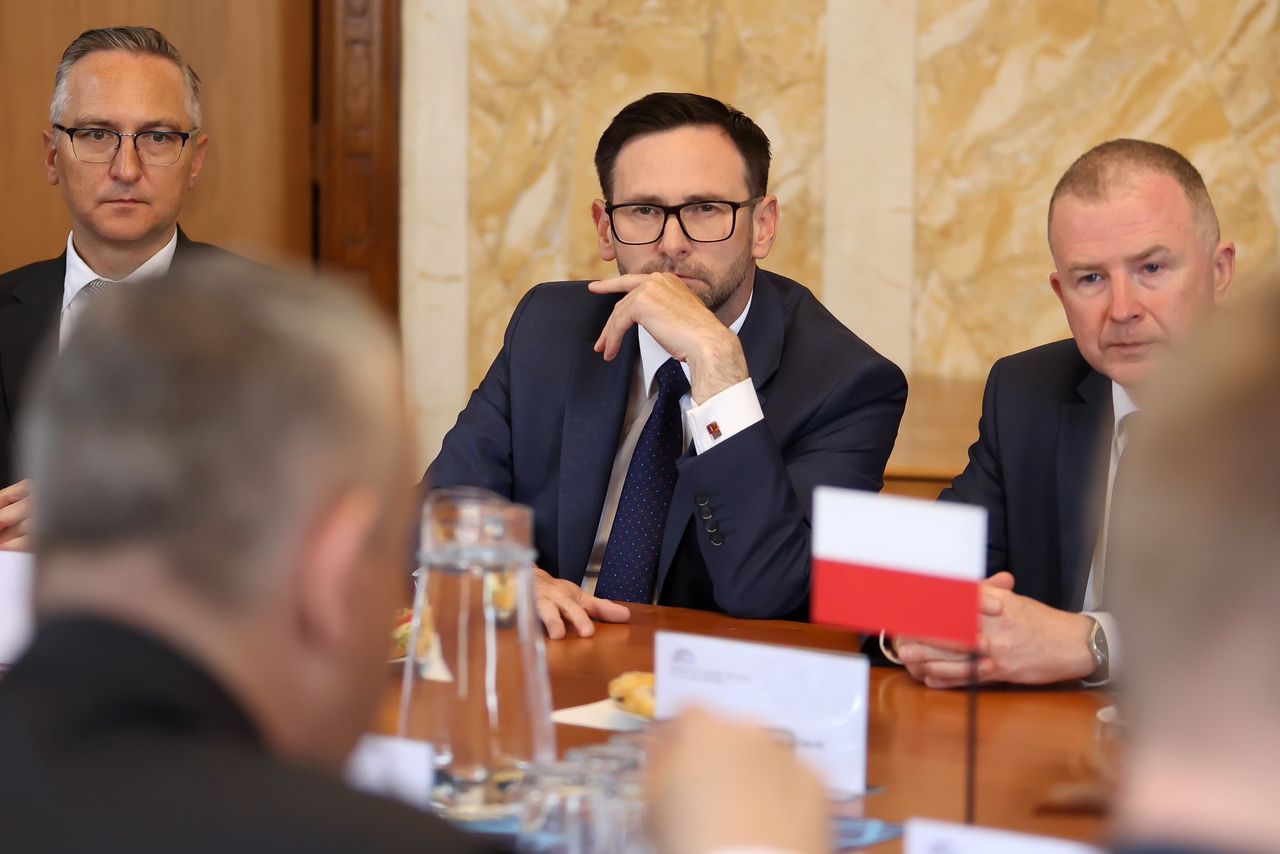Prezes Orlenu Daniel Obajtek mówi, że jest najmniej zarabiającym menedżerem tego koncernu. Jego miesięczna pensja to ok. 46 tys. zł 