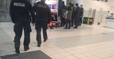Zaczepiał klientów, szarpał się z policjantami, kopał, w co tylko mógł. Jego krzyki słyszeli chyba wszyscy