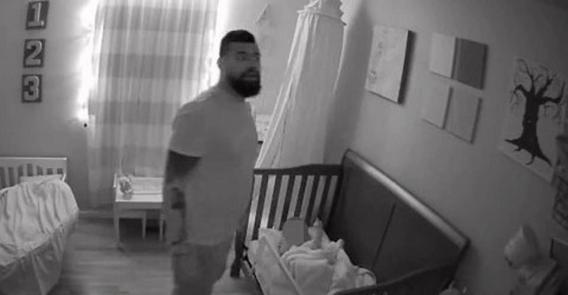 Dziecko twierdziło, że słyszy głosy dobiegające z kamerki zamontowanej w jego sypialni