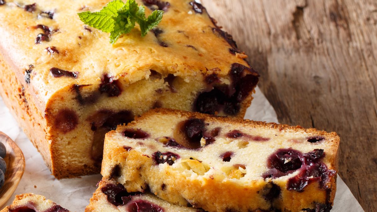Budyniowe ciasto z borówkami robi się szybko
