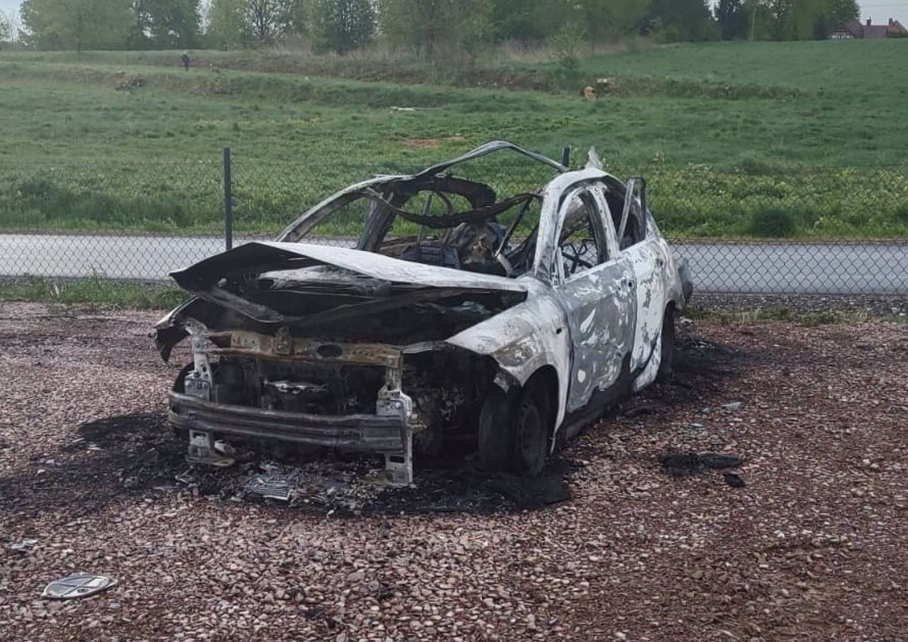 Chwile grozy na parkingu. Fiat wyleciał w powietrze