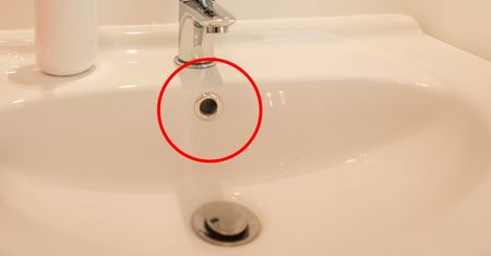 Jest w każdym zlewie i wannie. Mało kto wie, do czego służy