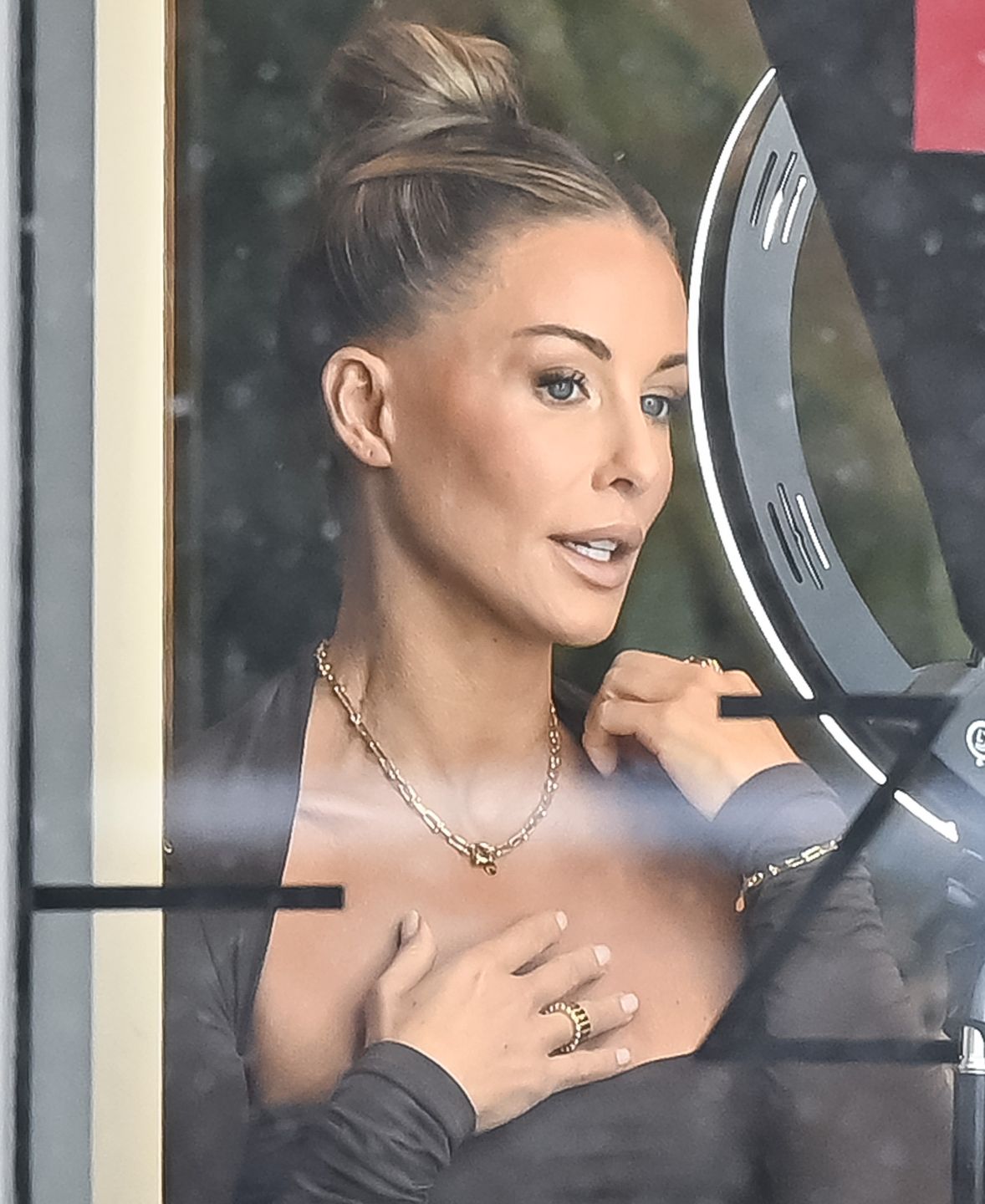 Odpicowana Małgorzata Rozenek pędzi do jubilera