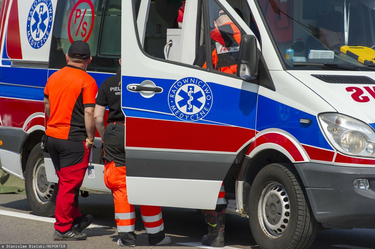 Leżał unieruchomiony głową w dół. Pił wodę, która lała się po schodach