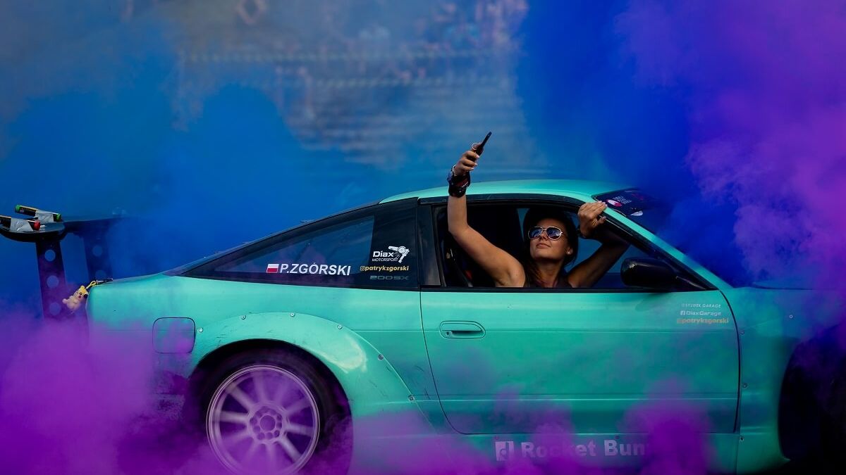 Pokaz driftu na imprezie motoryzacyjnej