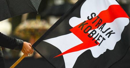 Flaga Strajku Kobiet. Prokuratura nadal sprawdza, czy nie doszło do znieważenia